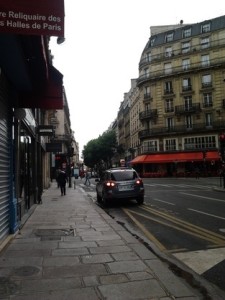 9時過ぎのパリ中心街。この日は勤め人もほとんど歩いていない。